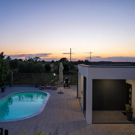 Βίλα Akadia Holiday - Heated Pool
