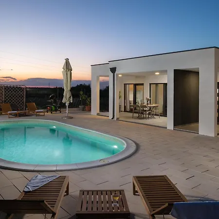 Akadia Holiday - Heated Pool Villa *